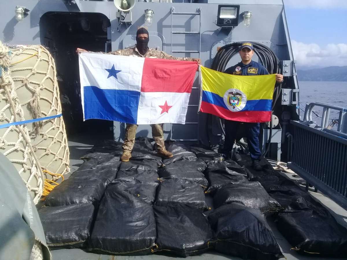 Los aeronavales y pares colombianos interceptaron la lancha rápida con el cuantioso cargamento del ilícito. 