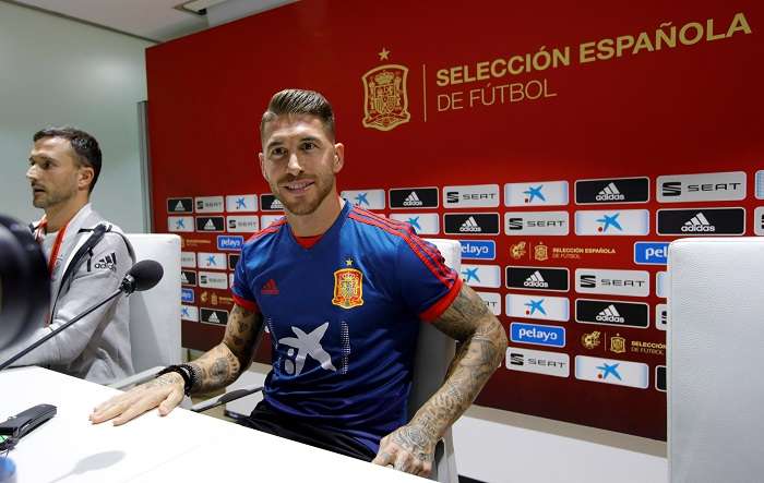 El capitán de la selección española, Sergio Ramos (d), durante la rueda de prensa ofrecida esta tarde en el estadio Benito Villamarín, en Sevilla./ EFE