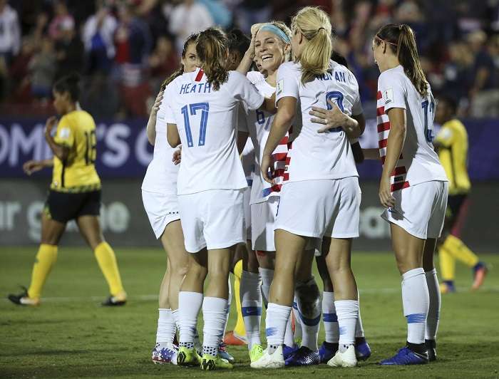 La selección femenina de Estados Unidos celebra uno de sus goles. /AP