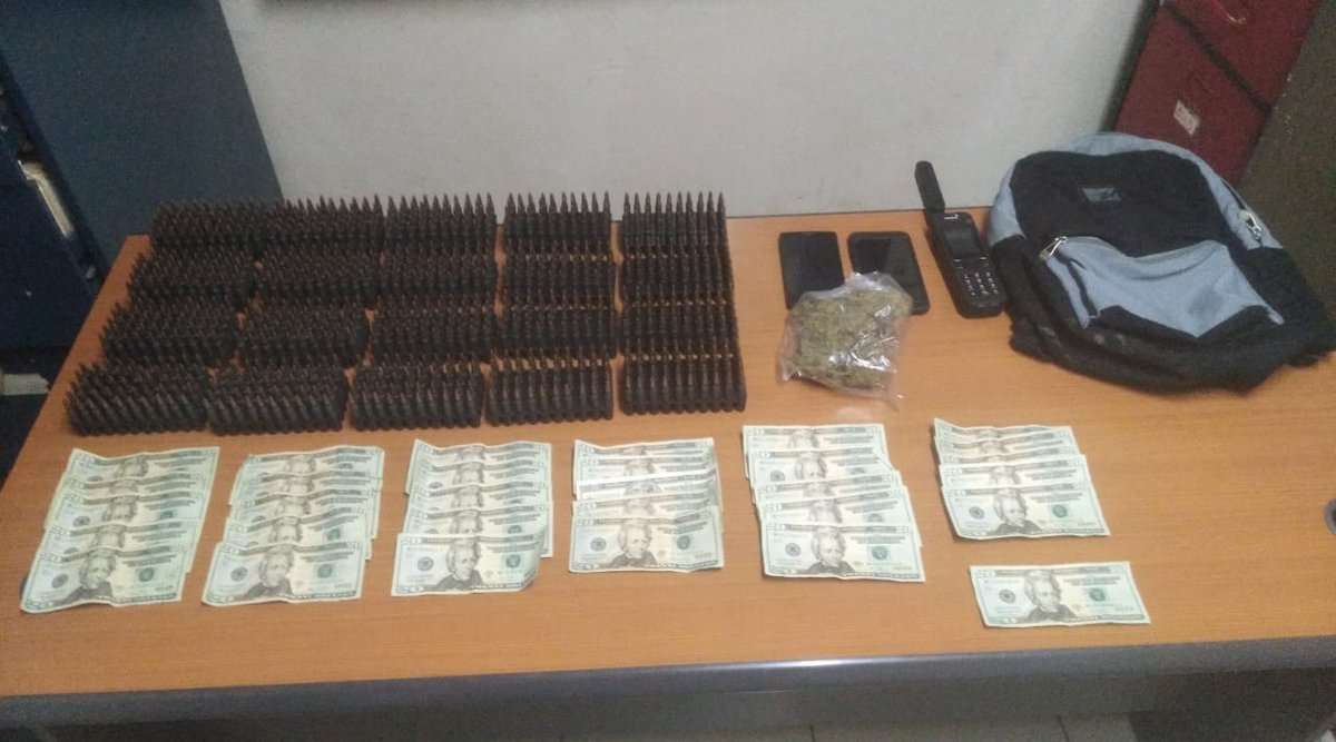 Municiones, droga, dinero y un teléfono satelital fueron confiscados durante un operativo hoy.