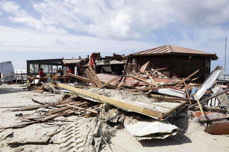  Vista de un restaurante destruido en Praia da Vieira (Playa Vieira) después del paso de la tormenta Leslie en Praia da Vieira, Marinha Grande, Portugal central. EFE