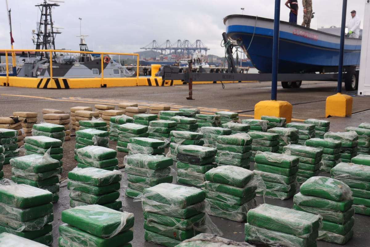 Este es el cargamento de cocaína confiscado y la embarcación donde era transportado. 