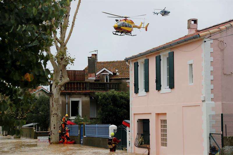 Bomberos trabajan en las operaciones de rescate debido a las inundaciones en Trebes (Francia) hoy, 15 de octubre. EFE