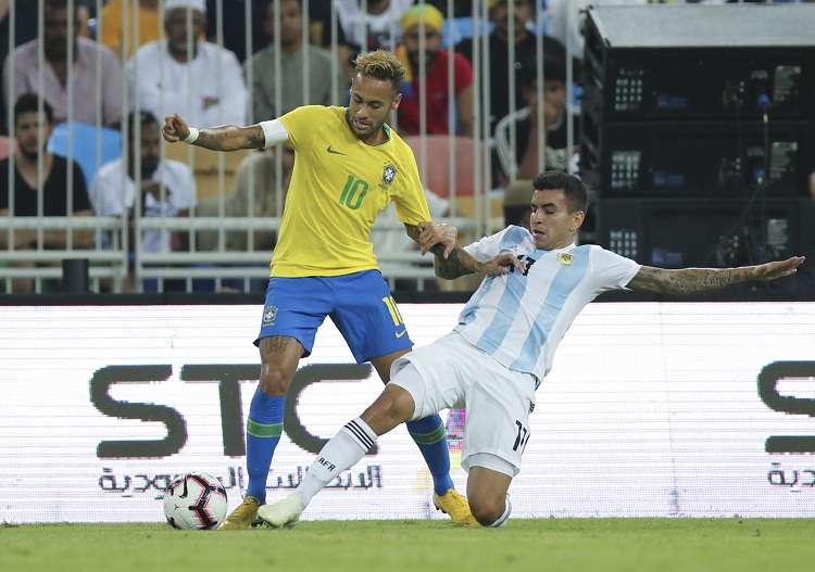 Neymar disputa el balón ante Angel Correa (dcha). Foto: AP