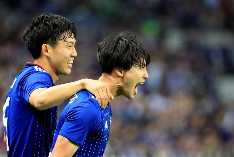 El centrocampista japonés Takumi Minamino (d) celebra un gol durante el partido amistoso disputado ante Uruguay. Foto: EFE