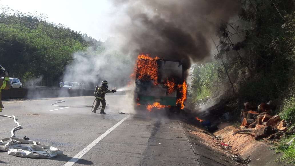 Momentos en que los  “camisas rojas” atacaban el incendio del bus  de la ruta Panamá -Colón, en el Corredor Norte.