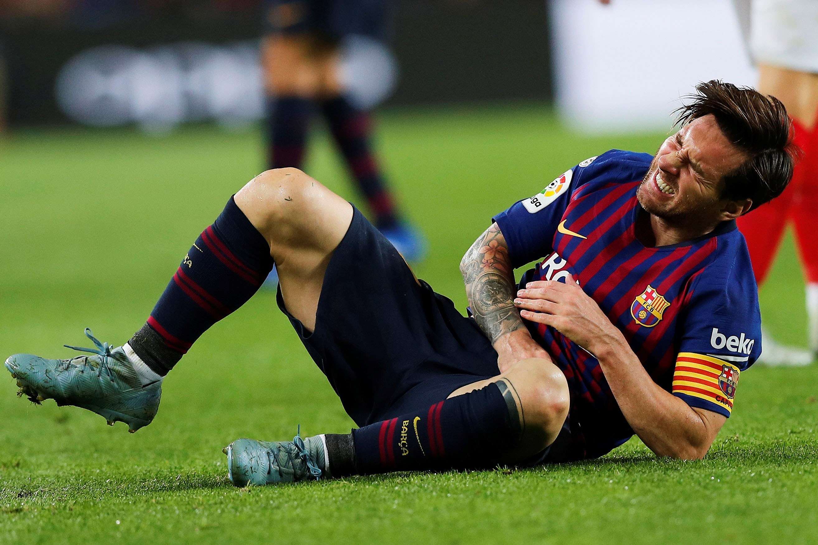 Lionel Messi se queja del dolor tras la fractura. /EFE