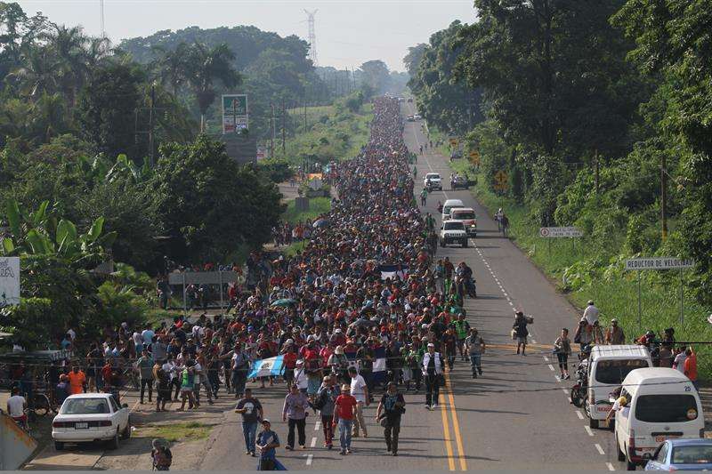 Migrantes hondureños caminan hacia la ciudad de Tapachula, trayecto obligado rumbo a su objetivo, Estados Unidos hoy. EFE