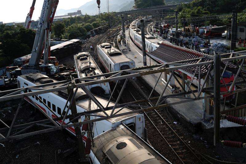 El Servicio Nacional de Bomberos de Taiwán reajustó la cifra de fallecidos a 18 personas y la de heridos a 187 en el accidente de un tren que descarriló este domingo en el distrito de Yilan, cerca de la ciudad de Taipéi. EFE