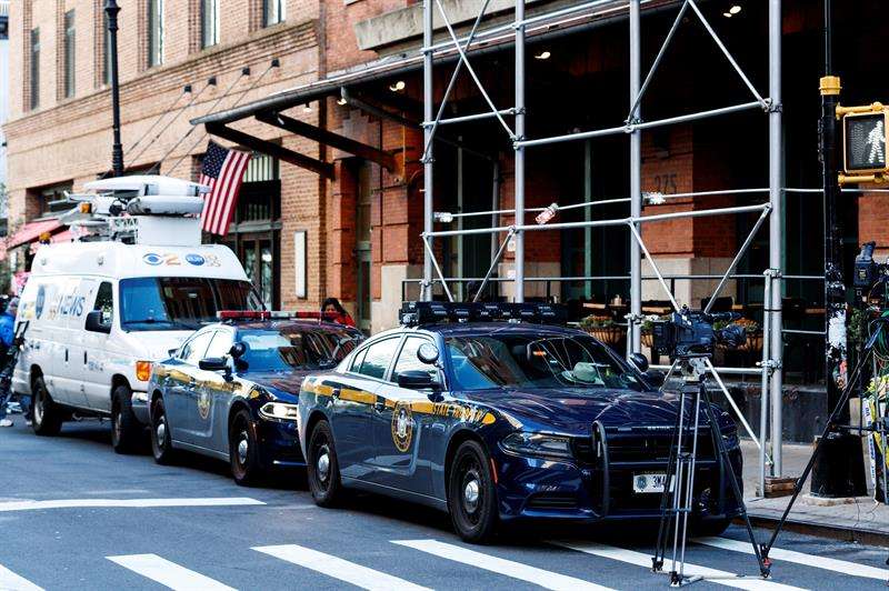 Imagen del exterior del edificio donde se ha interceptado un paquete sospechoso dirigido al actor estadounidense Robert de Niro, en Nueva York (EE.UU.). EFE