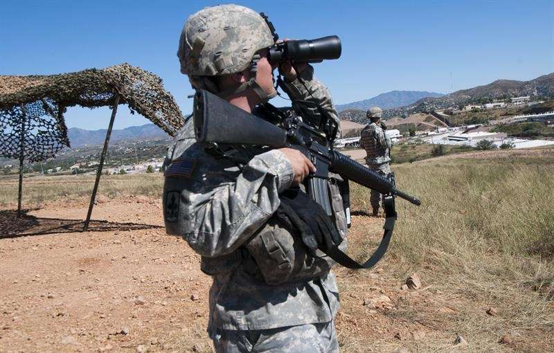 Un soldado de la Guardia Nacional estadounidense observa a través de un prismático la frontera de México. EFE Archivo