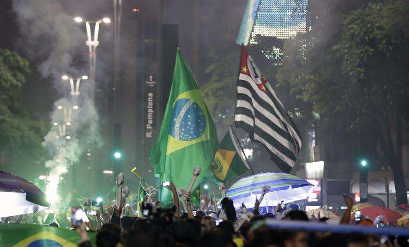 Simpatizantes del candidato a la presidencia de Brasil Jair Bolsonaro celebran su victoria. EFE