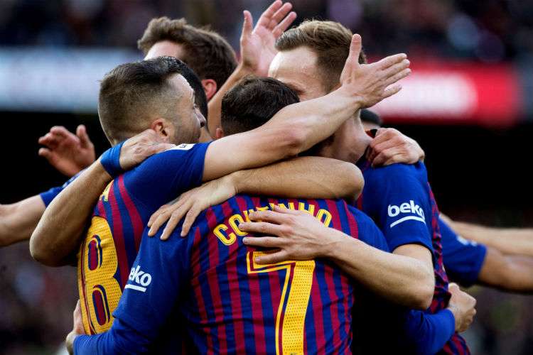 Jugadores del Barcelona celebran uno de los goles anotados en el partido. Foto: EFE