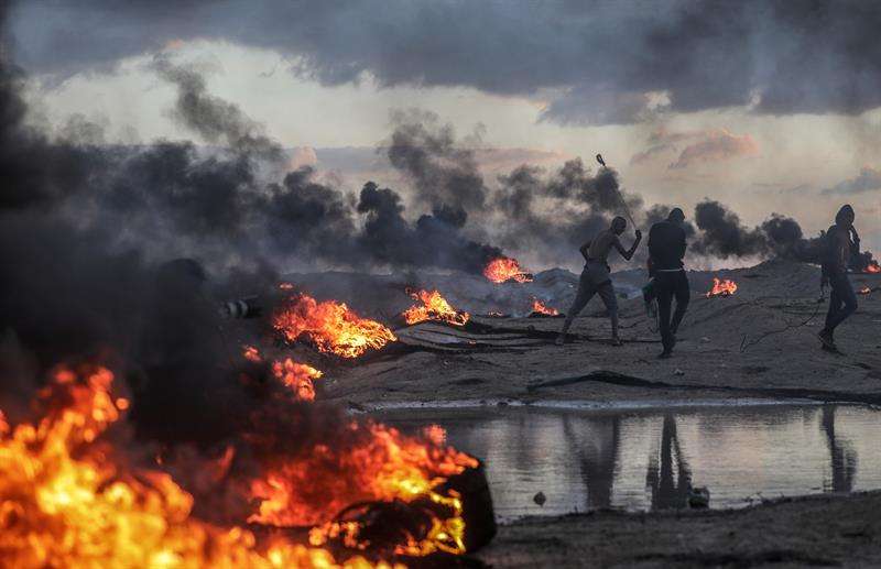 alestinos protestan durante los altercados registrados cerca de la frontera entre Israel y Gaza, el pasado viernes. EFE
