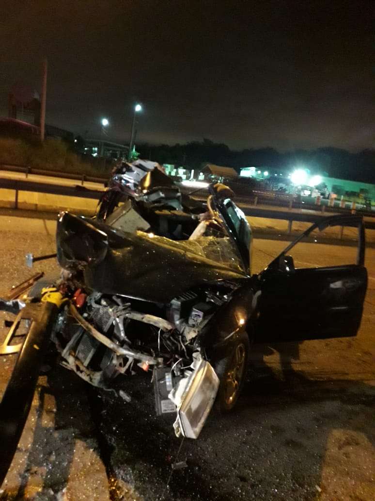  El auto accidentado quedó totalmente destruido por el impacto frontal contra el camión articulado, que estaba estacionado. 
