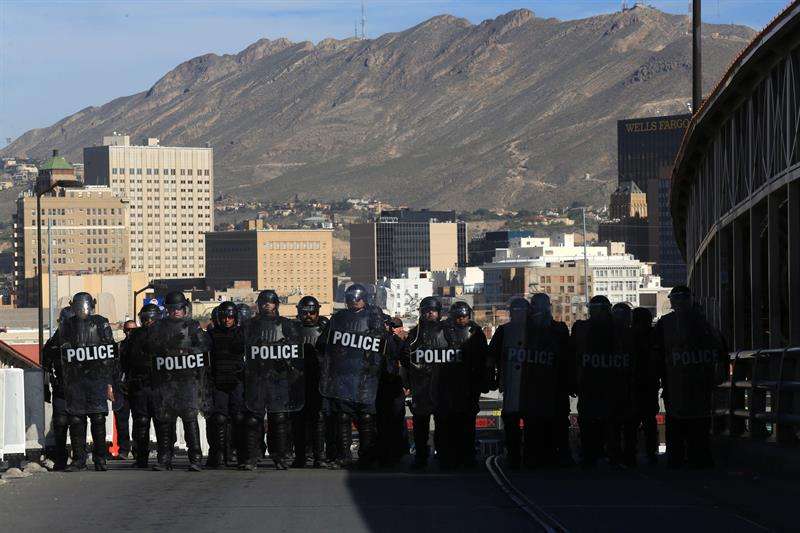 Agentes de Aduanas y Protección Fronteriza (CBP) resguardan una calle durante un entrenamiento de operativo antidisturbios. EFE