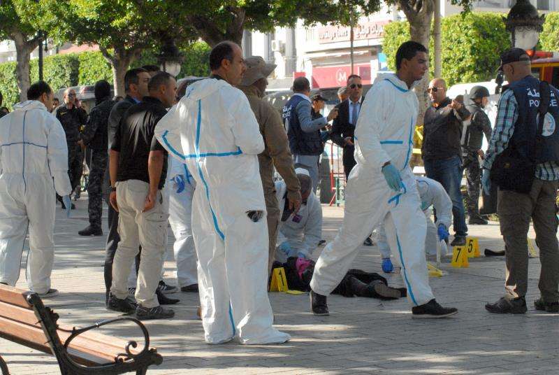 La policía forense examina el cuerpo de una de las víctimas tras un ataque suicida en Túnez. EFE