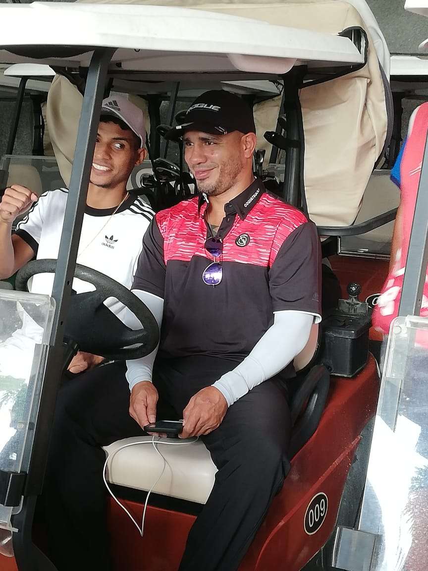 Miguel Cotto participó hoy lunes del torneo de golf que marcó el inicio de las actividades de la Convención de la OMB.