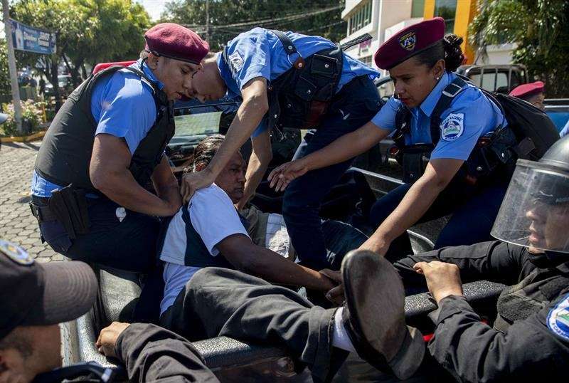 Policías detienen a un manifestante durante la marcha &quot;Unidos Por la Libertad&quot; el 14 de octubre de 2018, en Managua (Nicaragua). EFE