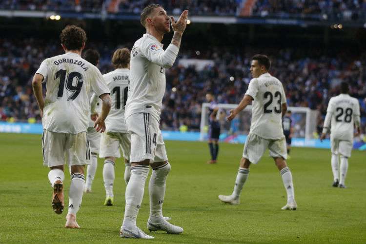 Sergio Ramos celebra su gol anotado en el partido de hoy sábado. Foto: EFE