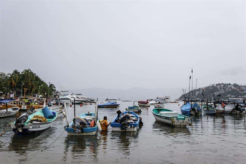 Vista general del puerto de Acapulco (México). La tormenta tropical Xavier se aproxima hoy a las costas mexicanas a su pasó por aguas del Océano Pacífico frente al estado de Colima, informó el Servicio Meteorológico. EFE