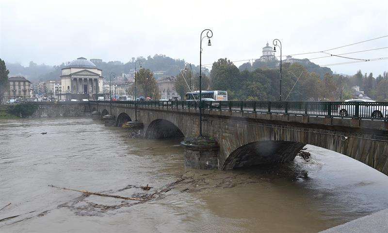 El nivel del agua crece en el río Po durante unas fuertes lluvias en Turín (Italia) hoy, 6 de noviembre de 2018. EFE