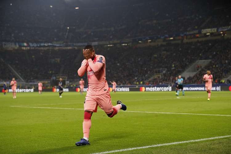 El jugador del Barcelona Malcom celebra su anotación ante el Milán. Foto: AP