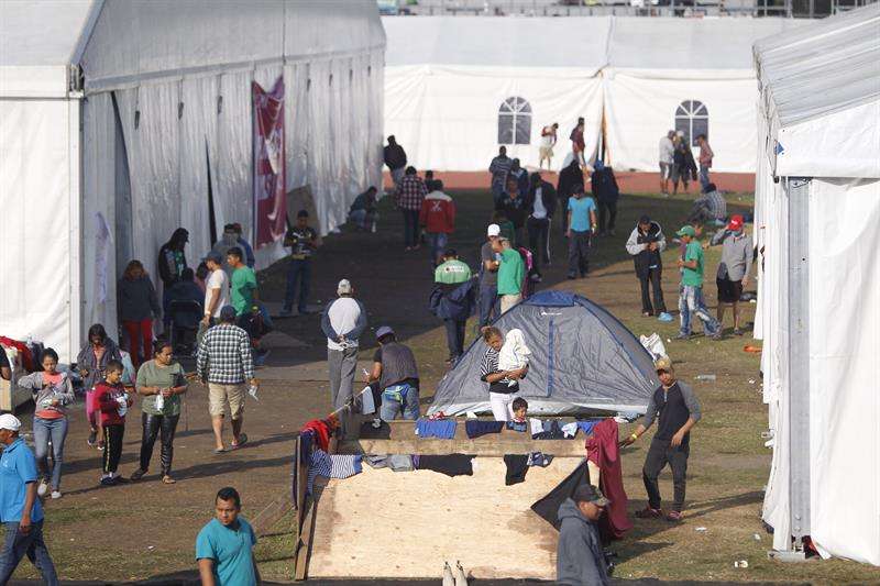 Grupos de personas de la caravana migrante descansan hoy, miércoles 7 de noviembre de 2018, en el deportivo Jesús Martínez Palillo, en Ciudad de México (México). EFE