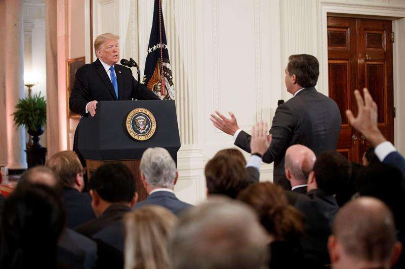 El presidente estadounidense, Donald Trump (i), increpa a Jim Acosta (d), corresponsal de la CNN en la Casa Blanca, durante una rueda de prensa en la Casa Blanca, en Washington (Estados Unidos), hoy, 7 de noviembre de 2018. EFE