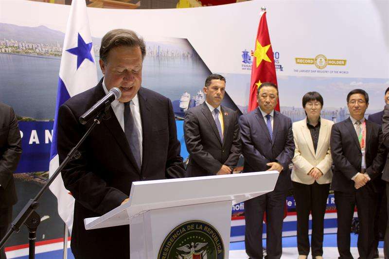 El presidente Juan Carlos Varela, en declaraciones exclusivas a Efe tras inaugurar el pabellón de Panamá. EFE