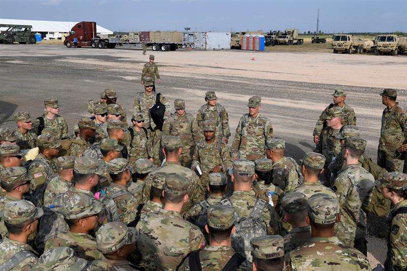 a Fuerza Aérea de los Estados Unidos muestra unos soldados del Ejército mientras llegan cerca del puerto de entrada cerca de la frontera mexicana en Donna, Texas (EE.UU.). EFE