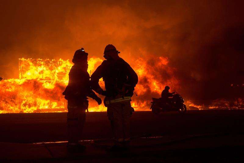Bomberos trabajan para apagar un incendio en el condado de Butte, California (EE. UU.). Se ordenó a las comunidades cercanas de Pulga, Paradise y Concow que evacuen la zona. EFE