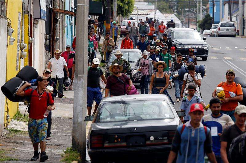 Miembros de la caravana migrante llegan al albergue de la iglesia de la Asunción, en la ciudad de Puebla, en el estado homónimo (México). EFE