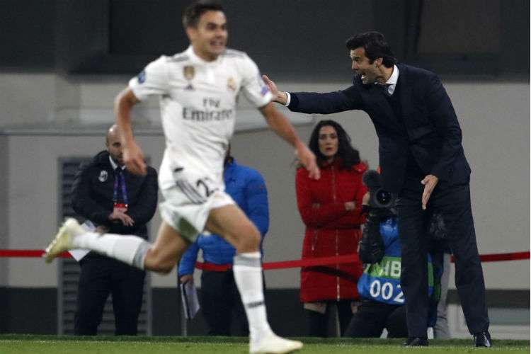 Santiago Solari (der.) da instrucciones en uno de los partidos del Real Madrid. Foto: AP