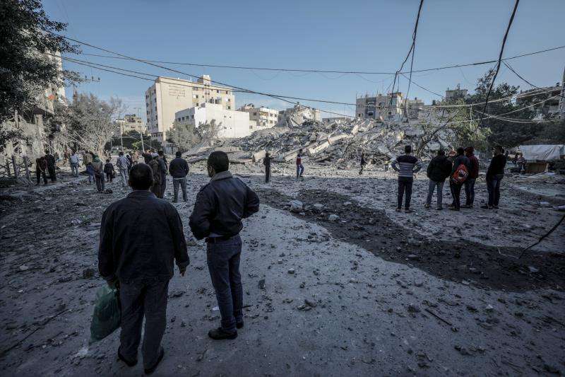 Varios palestinos inspeccionan los destrozos registrados en una zona residencial tras un ataque aéreo israelí en la ciudad de Gaza, franja de Gaza, este 13 de noviembre. EFE
