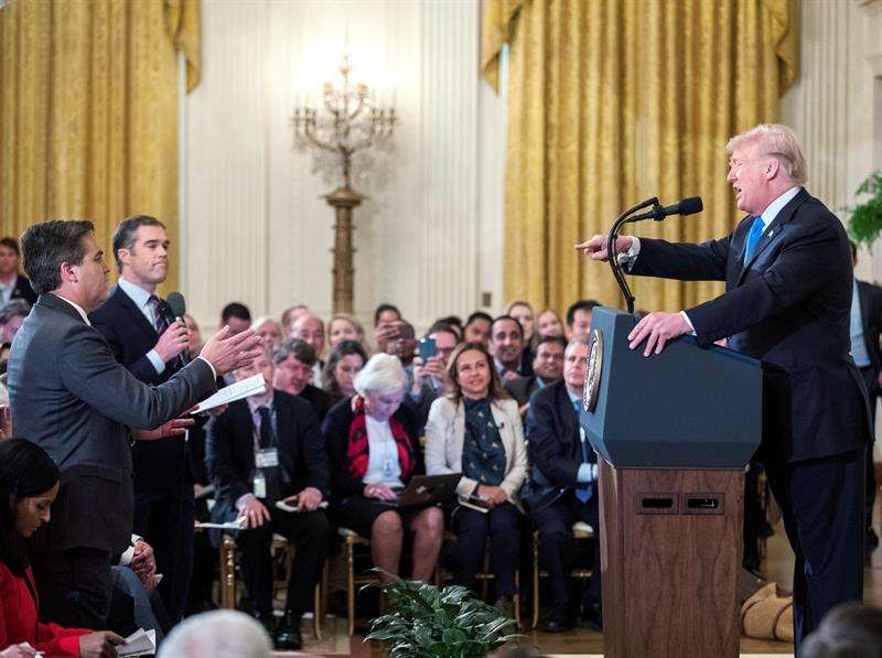 El presidente de los Estados Unidos, Donald J. Trump (d), habla con el reportero de la CNN Jim Acosta (i) durante una conferencia de prensa en la Sala Este de la Casa Blanca. EFE/Archivo