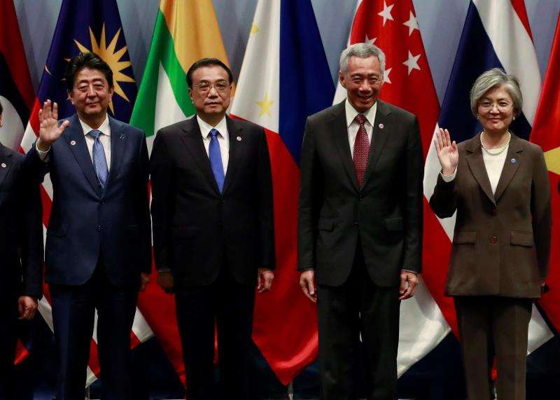 El primer ministro de Japón, Shinzo Abe; el primer ministro de China, Li Keqiang; el primer ministro de Singapur, Lee Hsien Loon; y el ministro de Relaciones Exteriores de Corea del Sur, Kang Kyung-wha, durante la cumbre. EFE