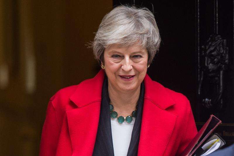 La primera ministra británica, Theresa May, sale de su residencia en el número 10 de Downing Street, en Londres, Reino Unido, hoy, 15 de noviembre de 2018. EFE