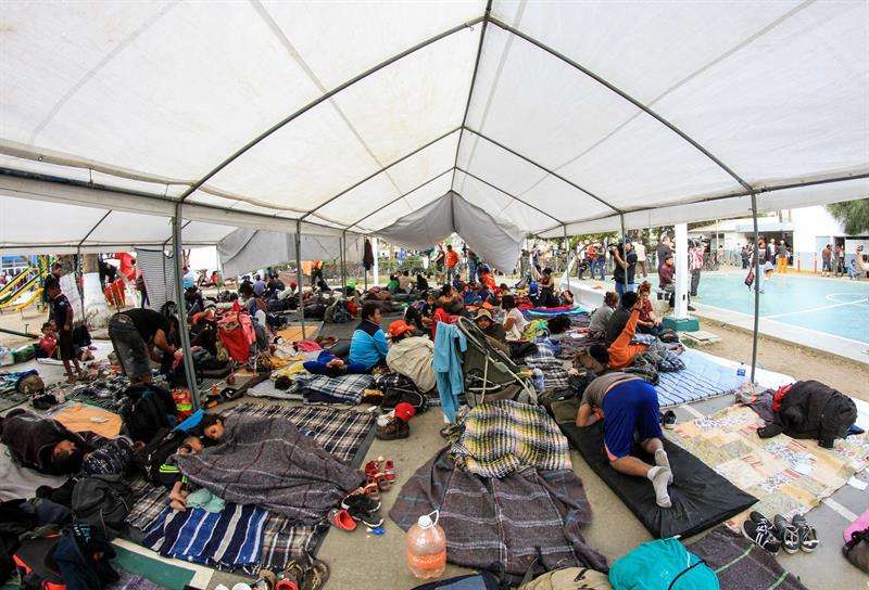 Miembros de la caravana de migrantes centroamericanos permanecen en un albergue hoy, en la ciudad de Tijuana en el estado de Baja California (México). EFE