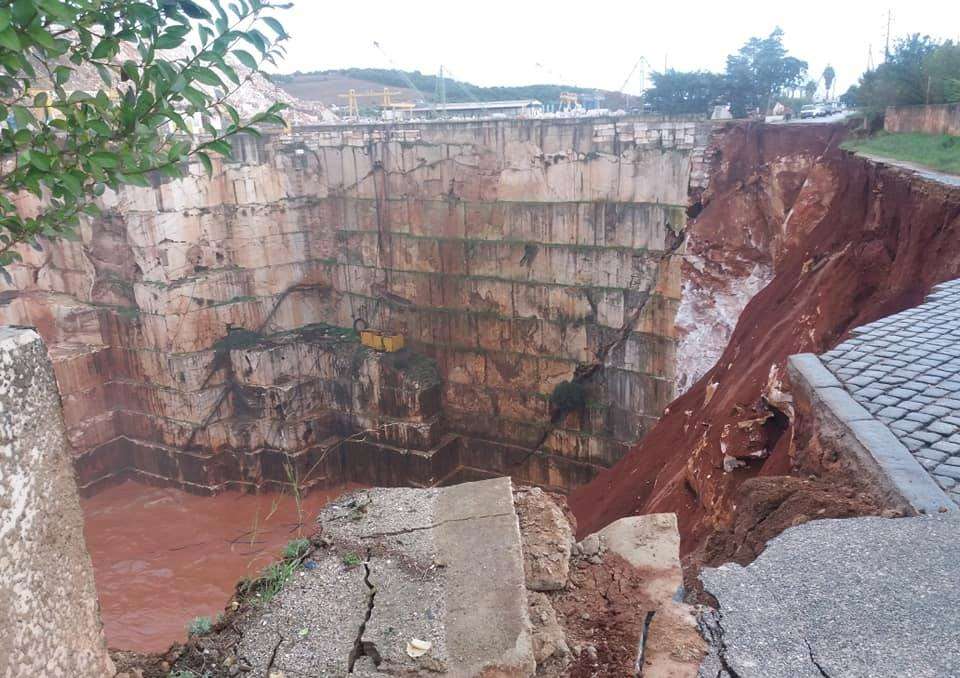 Vista general de los daños en un tramo de la carretera Nacional 255 que une Vila Viçosa a Borba, en el Alentejo. Foto: @manuelrosa_