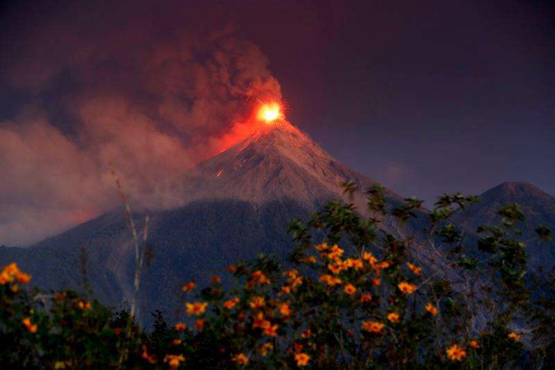 Vista de la erupción del volcán de Fuego al amanecer de hoy, lunes 19 de noviembre desde El Rodeo, Escuintla (Guatemala). EFE