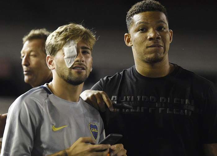 Los jugadores de Boca Juniors Gonzalo Lamardo (con el parche) y Wilmar Barros en la cancha del Monumental tras el atentado. /AP