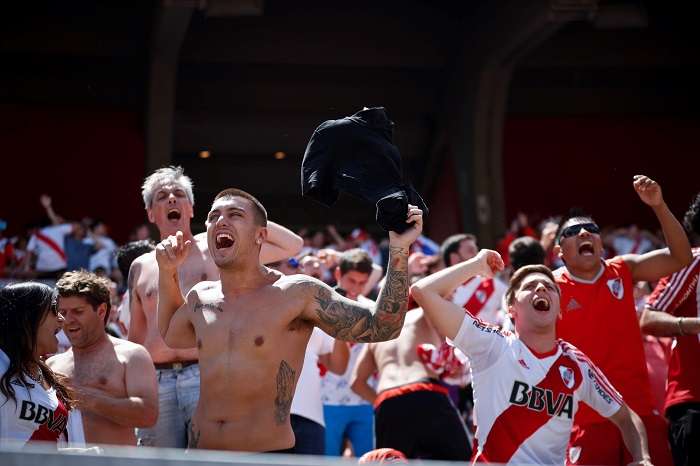 Los hinchas de River Plate se quedaron con las ganas de ver a su equipo jugar la final en el Monumental. /AP