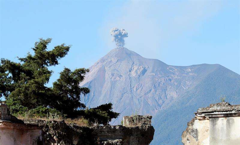 l volcán tiene además una fumarola de color gris a 4.400 metros y pulsos incandescentes a 200 metros que originan &quot;avalanchas débiles y moderadas&quot;. EFE/Archivo