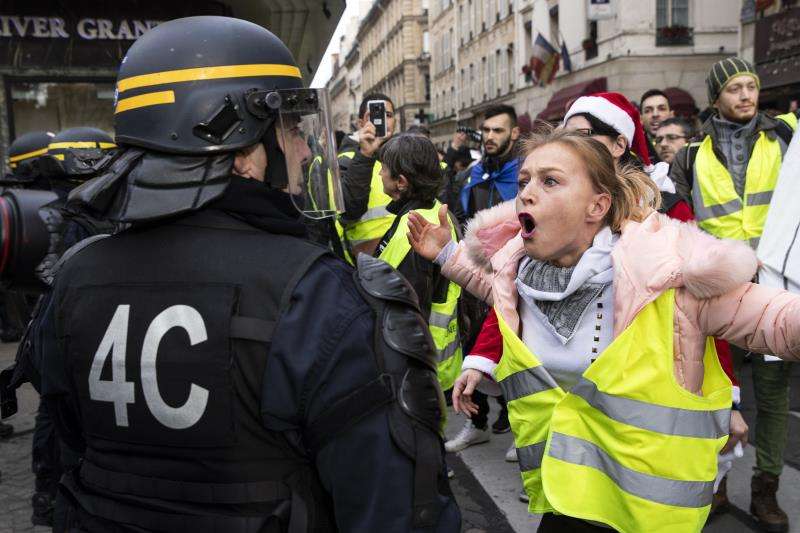 Una manifestante grita a un policía antidisturbios durante una manifestación de los &quot;chalecos amarillos&quot; franceses en Parí, Francia.EFE/Archivo