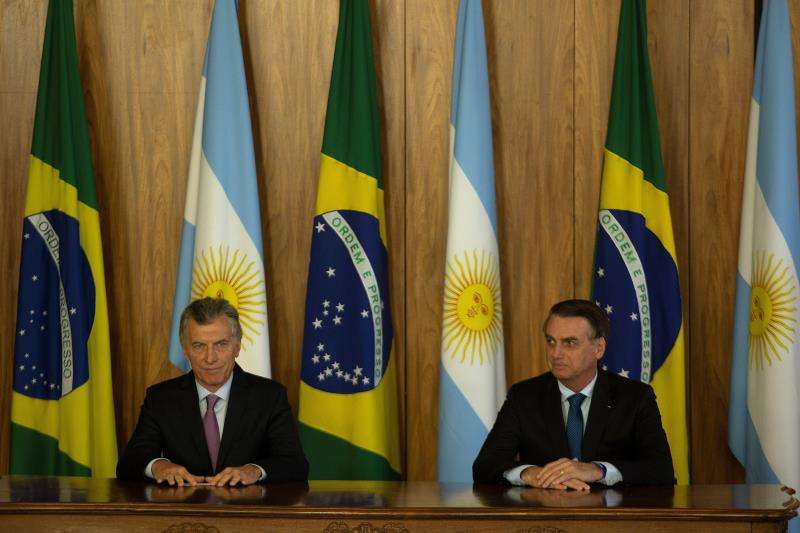 El presidente de Brasil, Jair Bolsonaro (d), y su homólogo argentino, Mauricio Macri (i), hablan en rueda de prensa tras la firma de actos, hoy en Brasilia (Brasil). EFE