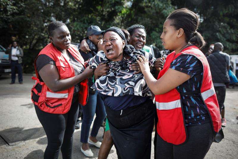 Una mujer (c) llora desconsolada tras ver el cuerpo sin vida de un familiar tras el ataque contra un complejo hotelero en Nairobi (Kenia). EFE