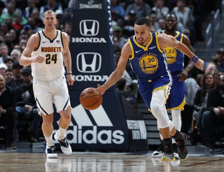 Como de costumbre, Stephen Curry lideró el ataque de los Warriors./ Foto AP
