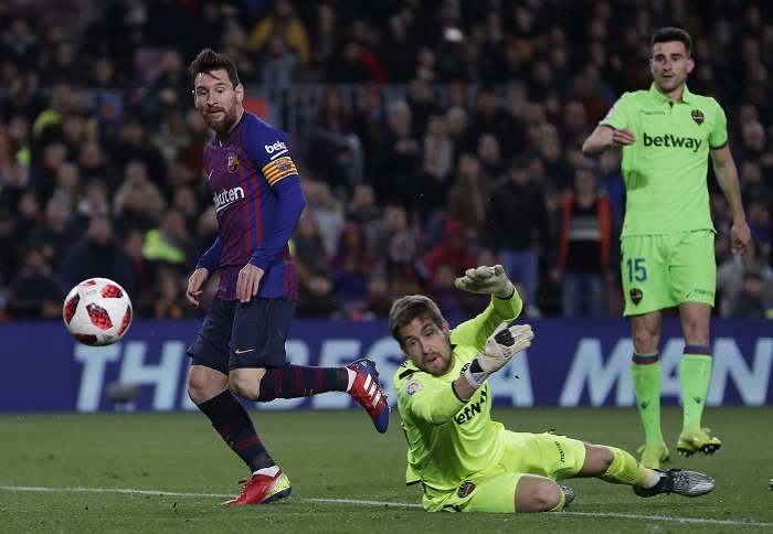 El delantero argentino del FC Barcelona, Leo Messi (d), marca su gol frente al Levante. /AP