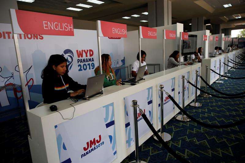 Personal de la Jornada Mundial de la Juventud durante la inauguración de la sala de prensa este jueves en el centro de convenciones Atlapa para la Jornada Mundial de la Juventud, en Ciudad de Panamá (Panamá). EFE